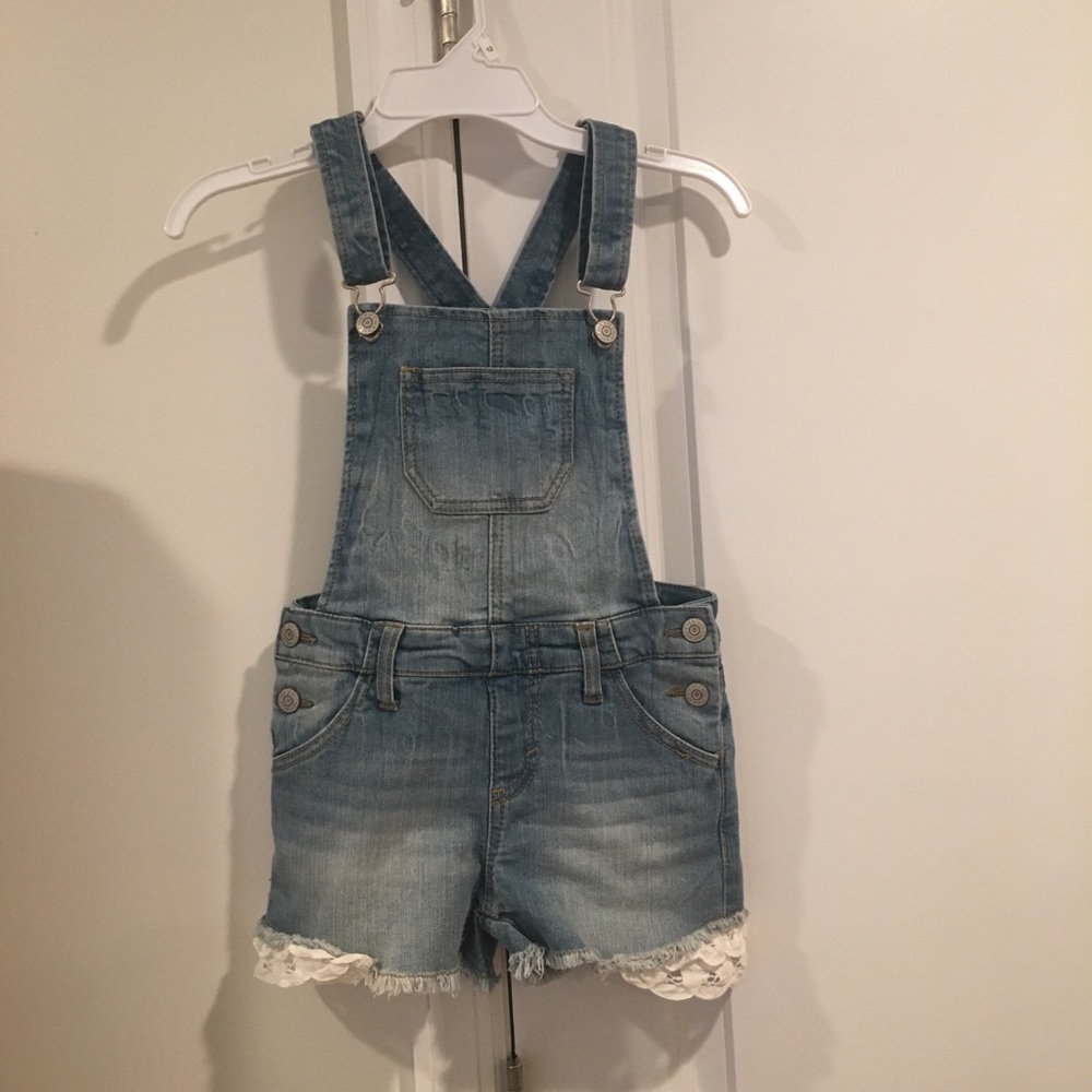 Kids denim overall shorts / lace trim on the sides
